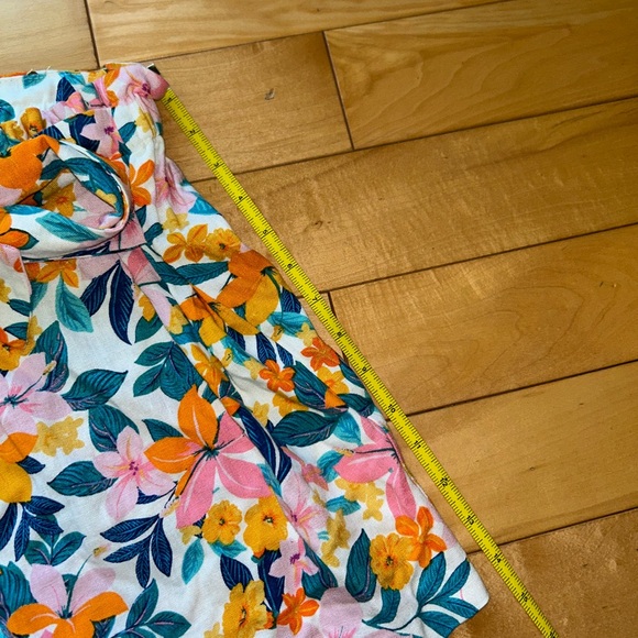 NWT BCBG high waisted floral shorts - Picture 9 of 10